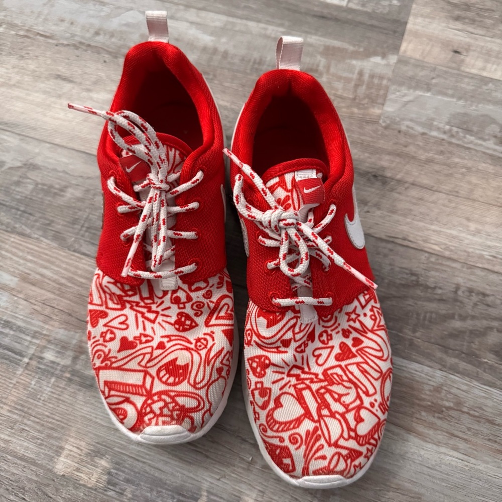 Nike Roshe One Youth Sneakers Red White Heart Print Size 4.5Y